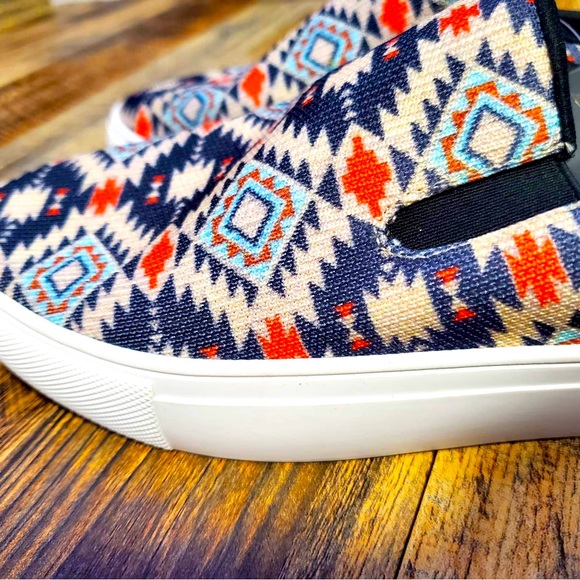 Montana West NWT Aztec Slip Sneakers Size 7 Western - Picture 7 of 7